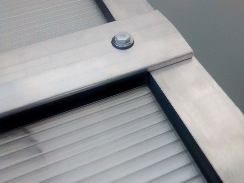 fragment świetlika dachowego - połączenie poliwęglanu z profilami aluminiowymi