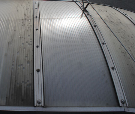 Świetliki dachowe w których tylko środkowy poliwęglan został prawidłowo zamontowany, pozostałe płyty uległy degradacji promieniowaniaUV
