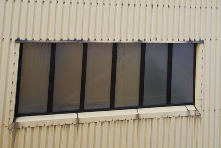 11. Okna z poliwęglanu - dwie spośród sześcou płyt zostały założone prawidłowo. Widoczne czterypłyty na skutek odwrotnego założenia uległy degradacji przezpromieniowanie UV 