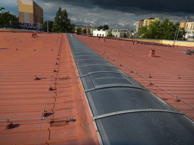 2. Świetlik dachowy stanowący pasmoświetle zaopatrzonyw klapy przewietrzające 