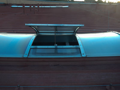 4. naświeta dachowe zaopatrzone w klapę przewietrzającąpomagają utrzymać wewnętrzu obiektu odpowednią temperaturęoraz mikroklimat 