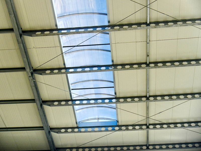 świetlik dachowy w hali produkcyjnej